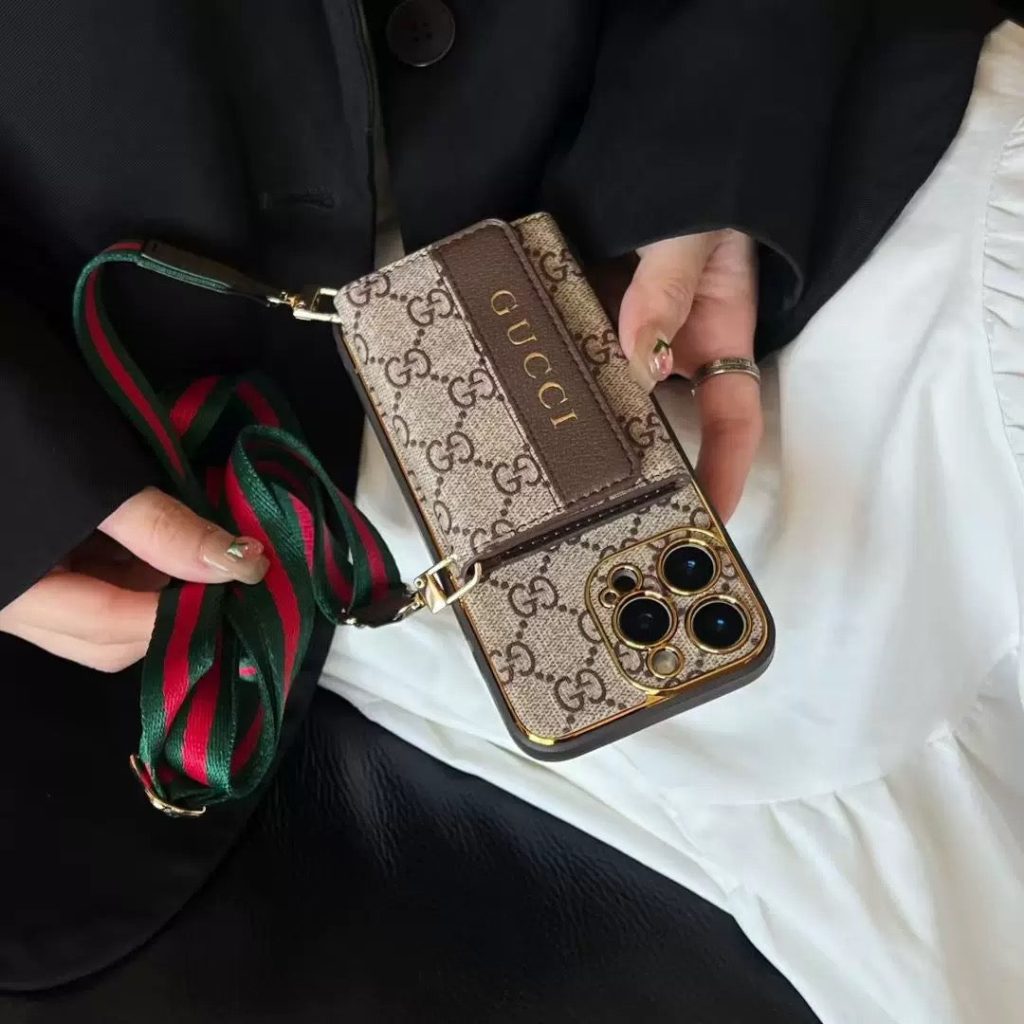 Husă iPhone cu litere clasice, suport pentru carduri și curea de purtat în diagonală