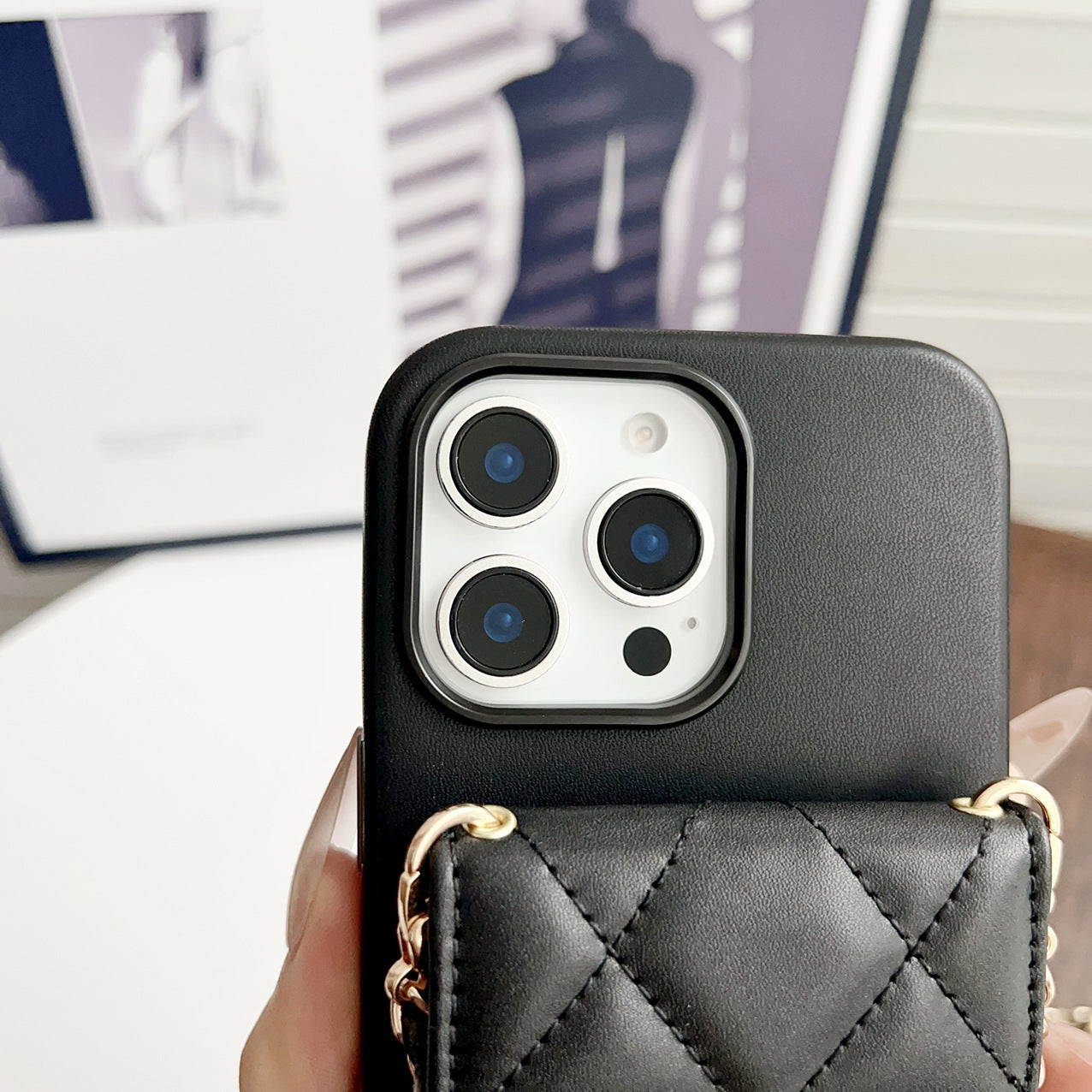 Husă iPhone din piele cu cataramă metalică și curea de purtat în diagonală - imagine 7